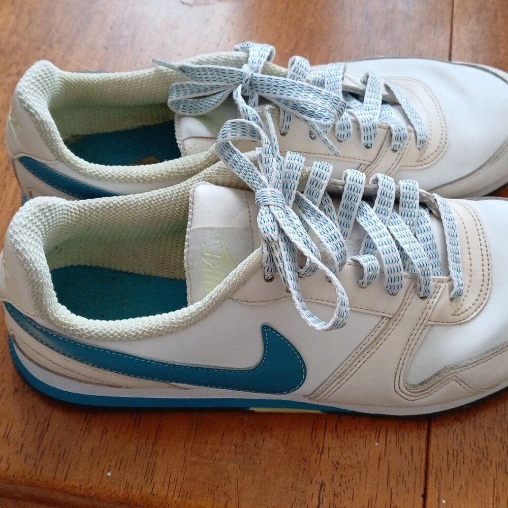 Size 9 Nike Track Tennis Shoes